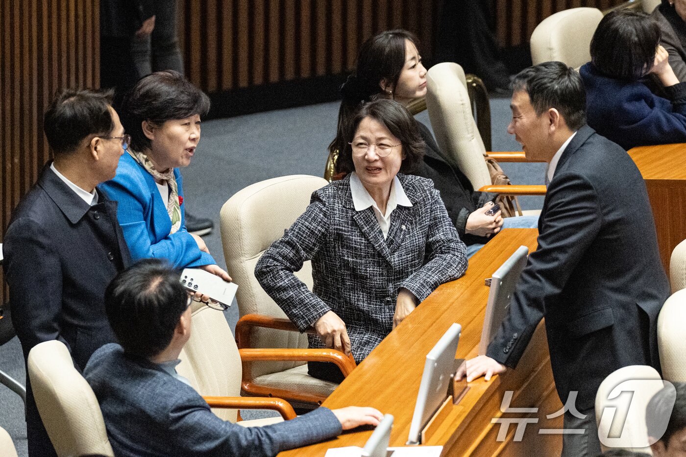 본문 이미지 - 28일 서울 여의도 국회에서 열린 제432회 국회(임시회) 제8차 본회의에서 추미애 법제사법위원장을 비롯한 더불어민주당 위원들이 대화하고 있다. 2026.2.28 ⓒ 뉴스1 이승배 기자