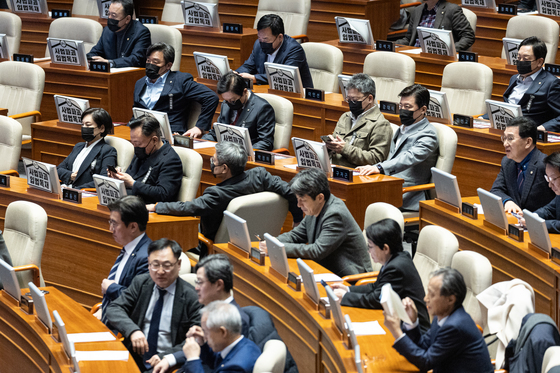 본회의장에서 검은 마스크 쓴 국민의힘 의원들