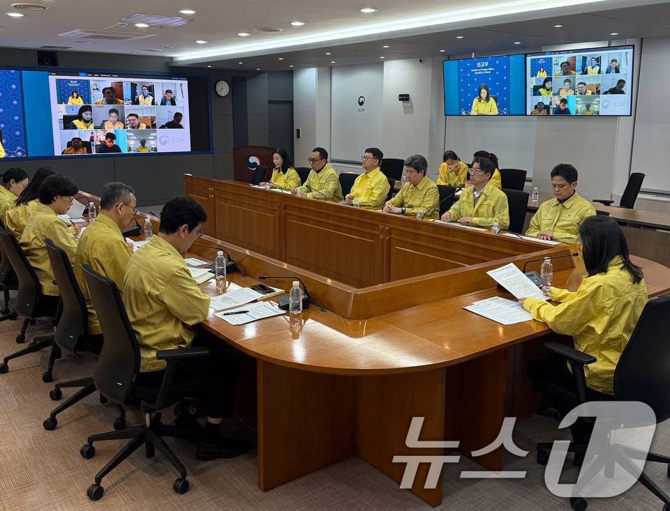 (서울=뉴스1) 임세영 기자 = 김진아 외교부 2차관이 28일 서울 종로구 외교부 청사에서 이란 상황 관련 중동 정세 및 재외국민 보호를 위한 본부-공관 합동 상황점검회의를 주재하 …