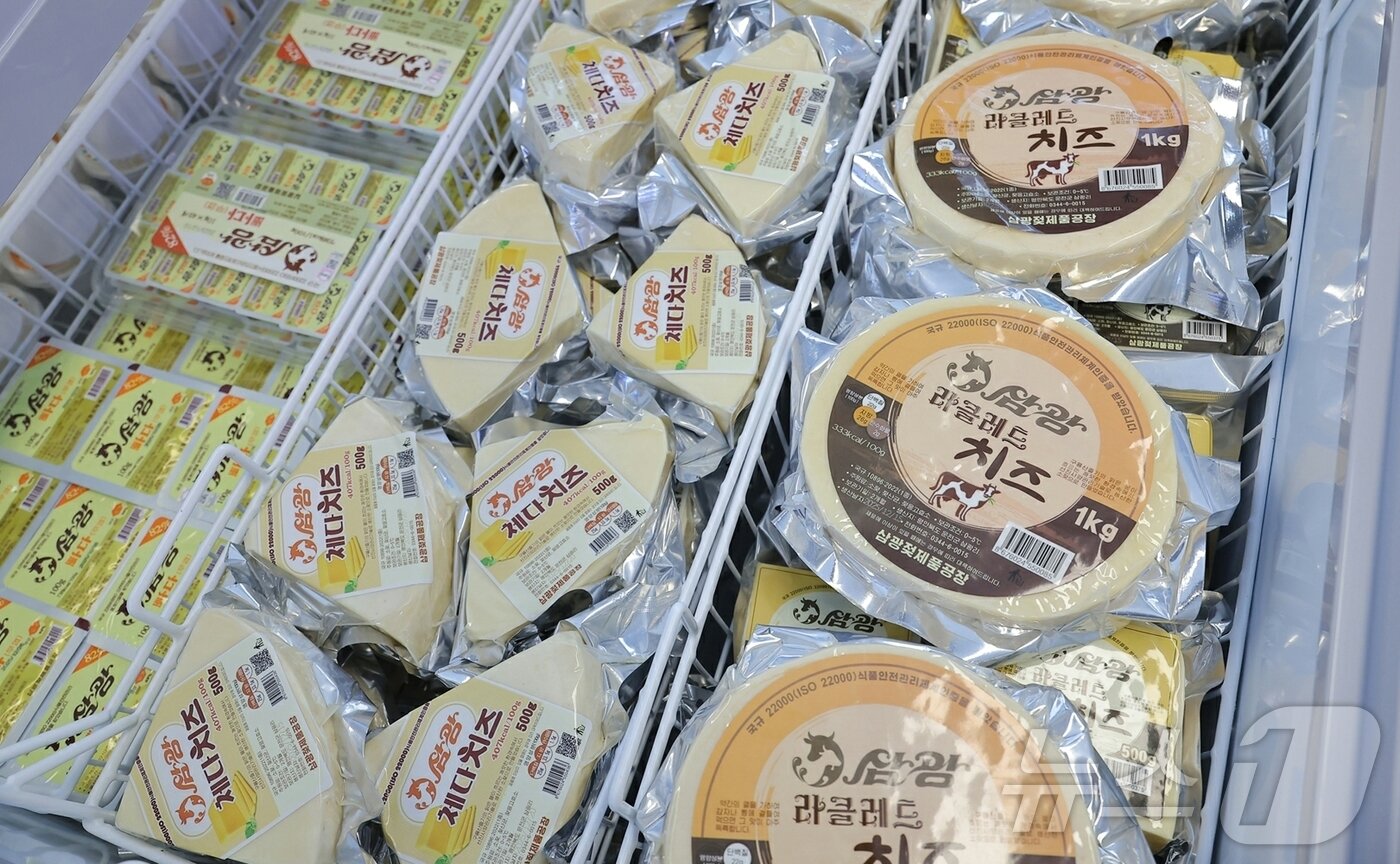 본문 이미지 - (평양 노동신문=뉴스1) = 노동당 기관지 노동신문은 3일 "새 시대 사회주의농촌 건설과 축산업 발전의 본보기로 일떠선 평안북도농촌경리위원회 삼광축산농장 조업식이 2월 2일 성대히 진행됐다"라고 보도했다. [국내에서만 사용가능. 재배포 금지. DB 금지. For Use Only in the Republic of Korea. Redistribution Prohibited] rodongphoto@news1.kr