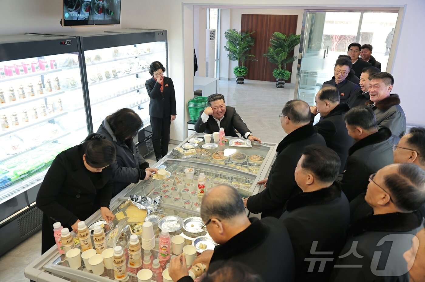 본문 이미지 - (평양 노동신문=뉴스1) = 노동당 기관지 노동신문은 3일 "새 시대 사회주의농촌 건설과 축산업 발전의 본보기로 일떠선 평안북도농촌경리위원회 삼광축산농장 조업식이 2월 2일 성대히 진행됐다"라고 보도했다. [국내에서만 사용가능. 재배포 금지. DB 금지. For Use Only in the Republic of Korea. Redistribution Prohibited] rodongphoto@news1.kr