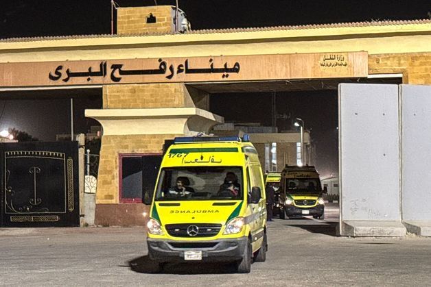 '가자 관문' 라파 검문소 개방에…팔레스타인 환자들 이집트로