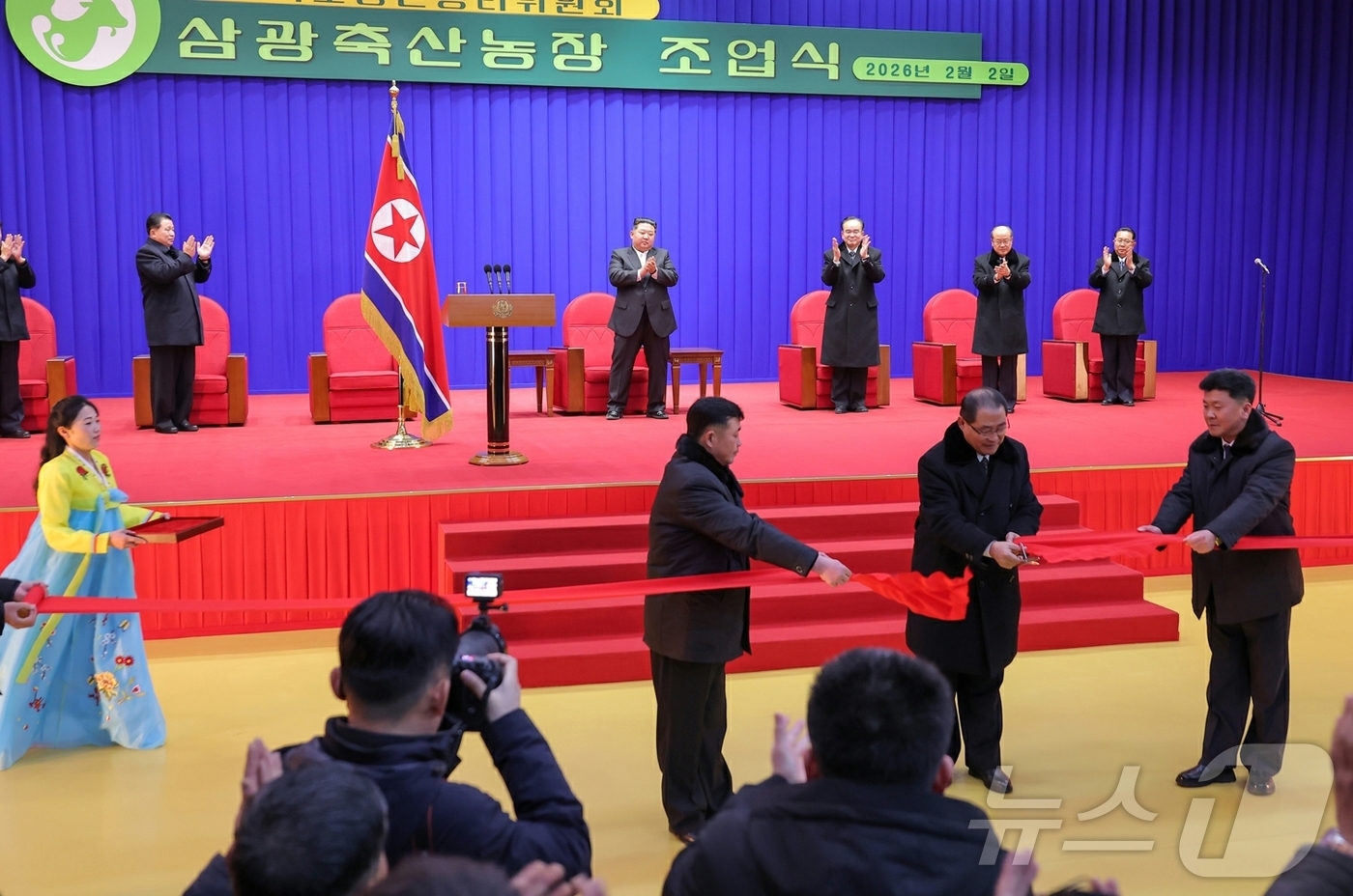 (평양 노동신문=뉴스1) = 노동당 기관지 노동신문은 3일 "새시대 사회주의농촌건설과 축산업 발전의 본보기로 일떠선 평안북도농촌경리위원회 삼광축산농장 조업식이 2월 2일 성대히 진 …