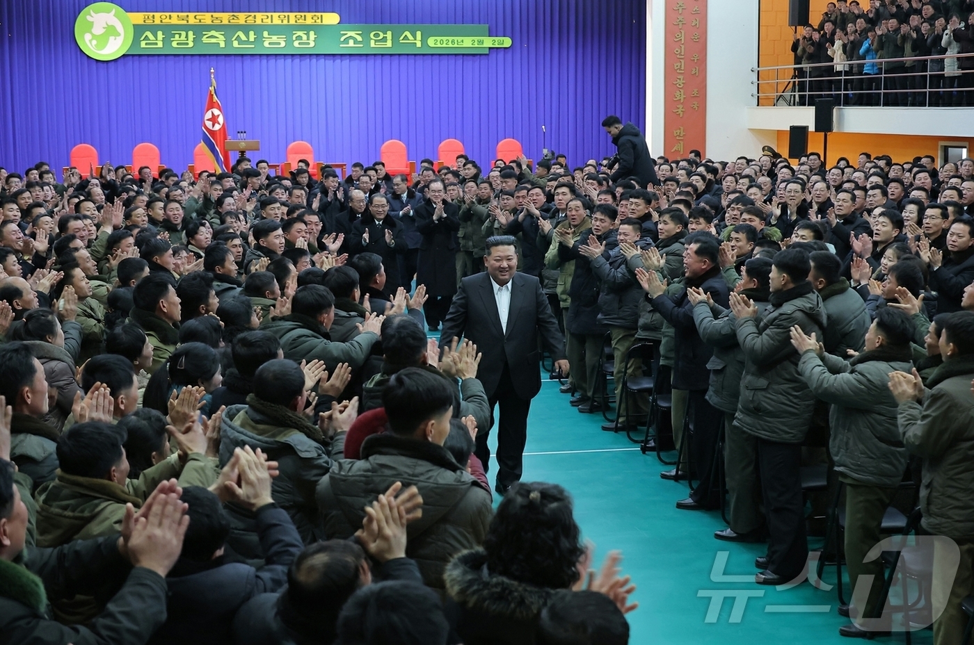 (평양 노동신문=뉴스1) = 노동당 기관지 노동신문은 3일 "새시대 사회주의농촌건설과 축산업 발전의 본보기로 일떠선 평안북도농촌경리위원회 삼광축산농장 조업식이 2월 2일 성대히 진 …