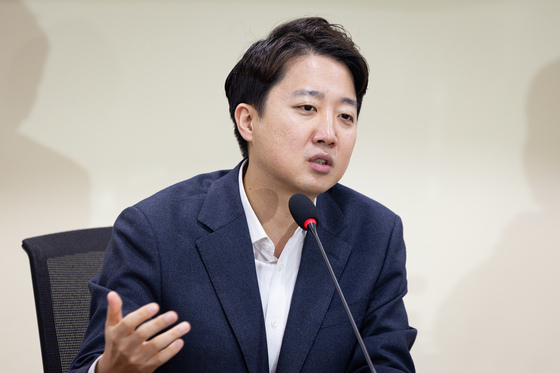 이준석, '부정선거론자' 전한길 토론 제안…"1대 40도 좋다"