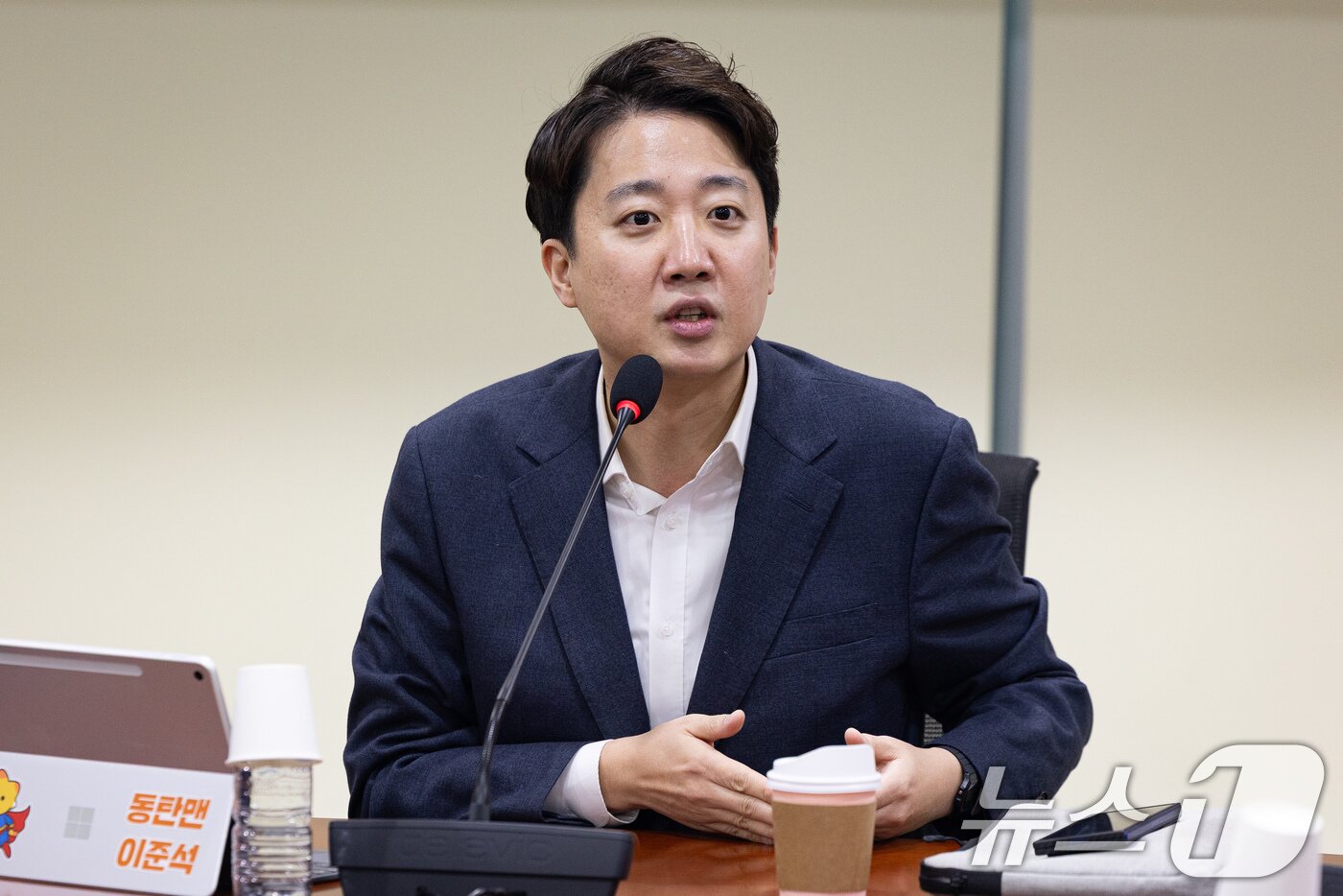 본문 이미지 - 이준석 개혁신당 대표가 3일 서울 여의도 국회 의원회관에서 열린 국민의힘 대안과미래 주최 '위기의 한국 보수에 대한 진단과 해법!' 토론회에서 기조발언을 하고 있다. 2026.2.3 ⓒ 뉴스1 유승관 기자