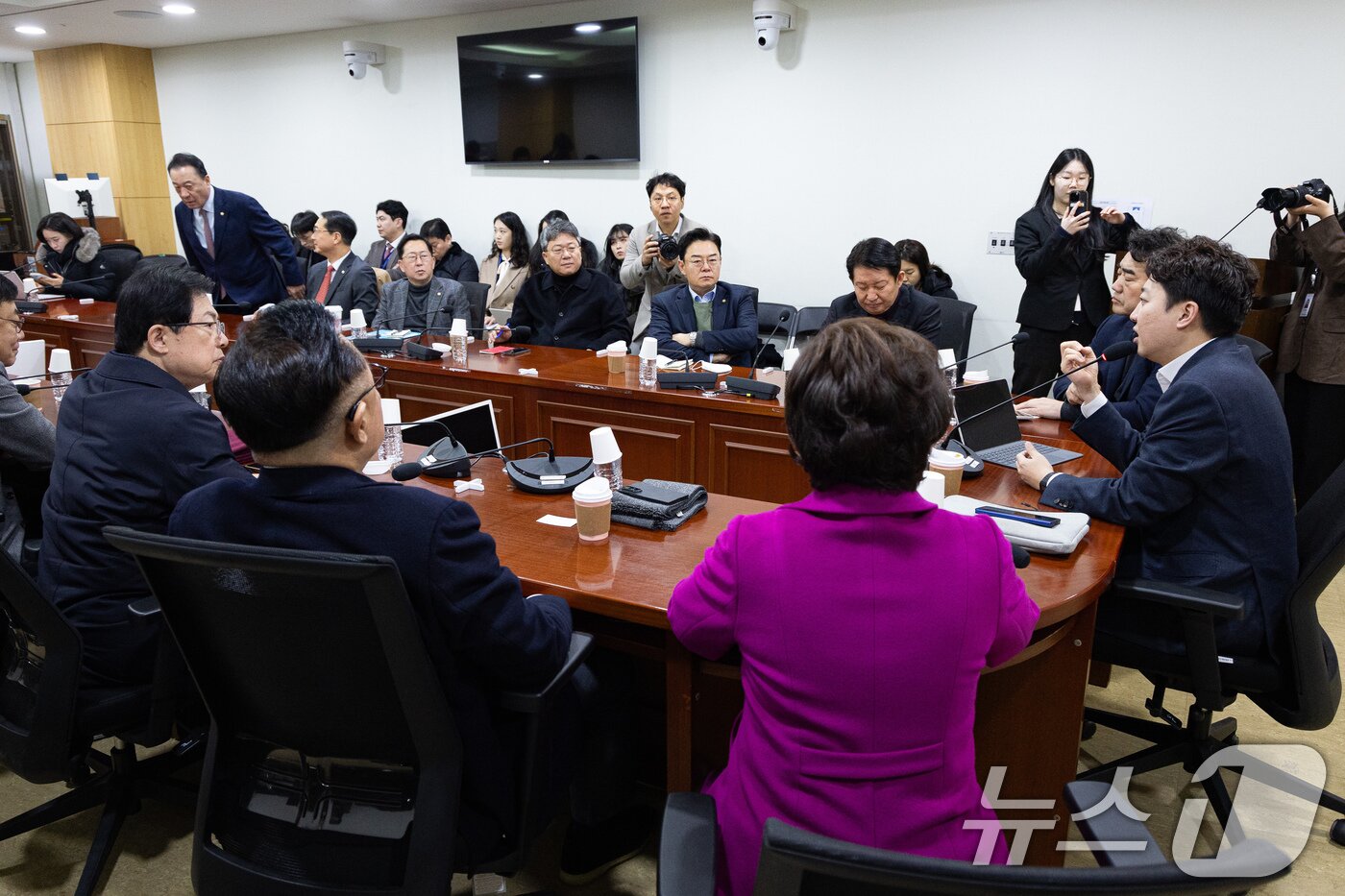 본문 이미지 - 이준석 개혁신당 대표가 3일 서울 여의도 국회 의원회관에서 열린 국민의힘 대안과미래 주최 '위기의 한국 보수에 대한 진단과 해법!' 토론회에서 기조발언을 하고 있다. 2026.2.3/뉴스1 ⓒ News1 유승관 기자