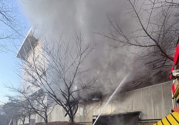 용인대 무도대학 화재 2시간30분 만에 초진…인명피해 없어(종합)