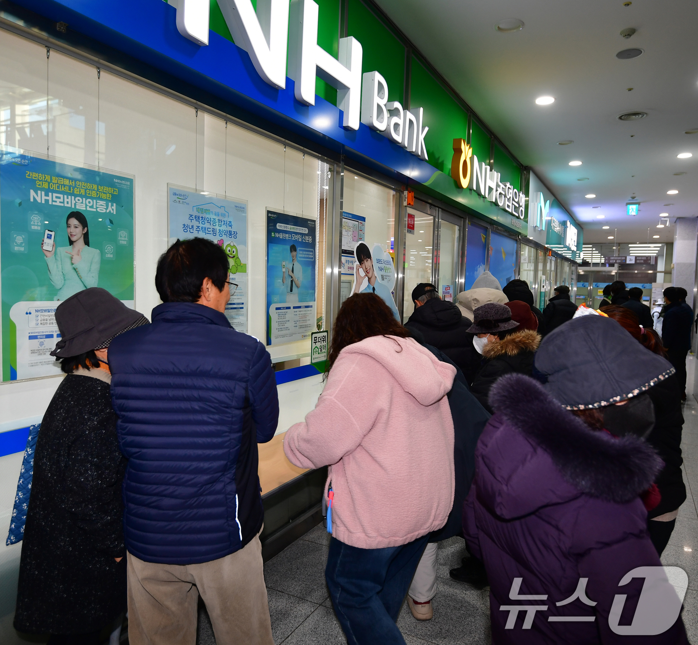 (포항=뉴스1) 최창호 기자 = 3일 오전 경북 포항시청사 내 농협 앞에서 시민들이 포항사랑상품권을 구입하기 위해 줄을 서서 기다리고 있다.이날 포항시는 지류형, 카드형, 모바일형 …