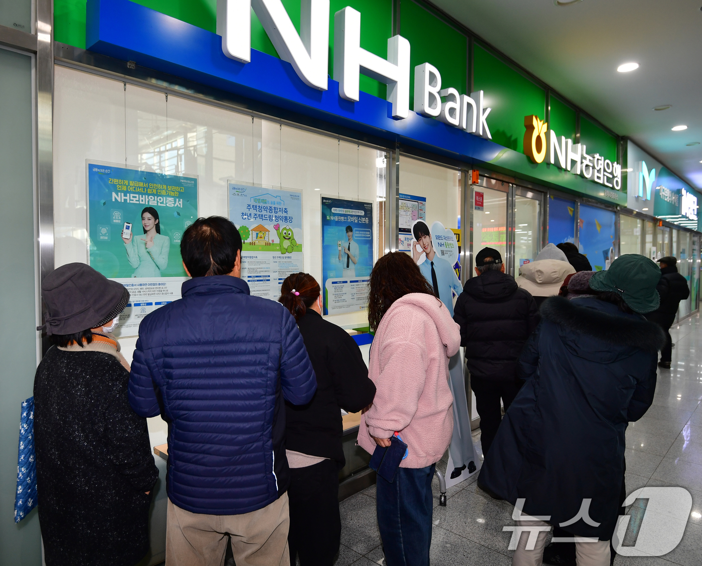 (포항=뉴스1) 최창호 기자 = 3일 오전 경북 포항시청사 내 농협은행 앞에서 시민들이 포항사랑상품권을 구입하기 위해 줄을 서서 기다리고 있다.이날 포항시는 지류형, 카드형, 모바 …