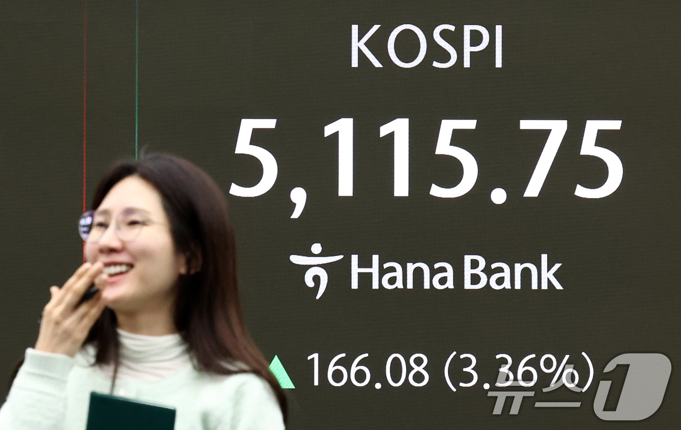 (서울=뉴스1) 최지환 기자 = 코스피가 장중 5000선을 회복한 3일 오전 서울 중구 하나은행 본점 딜링룸 전광판에 증시 현황이 표시되어 있다. 2026.2.3/뉴스1