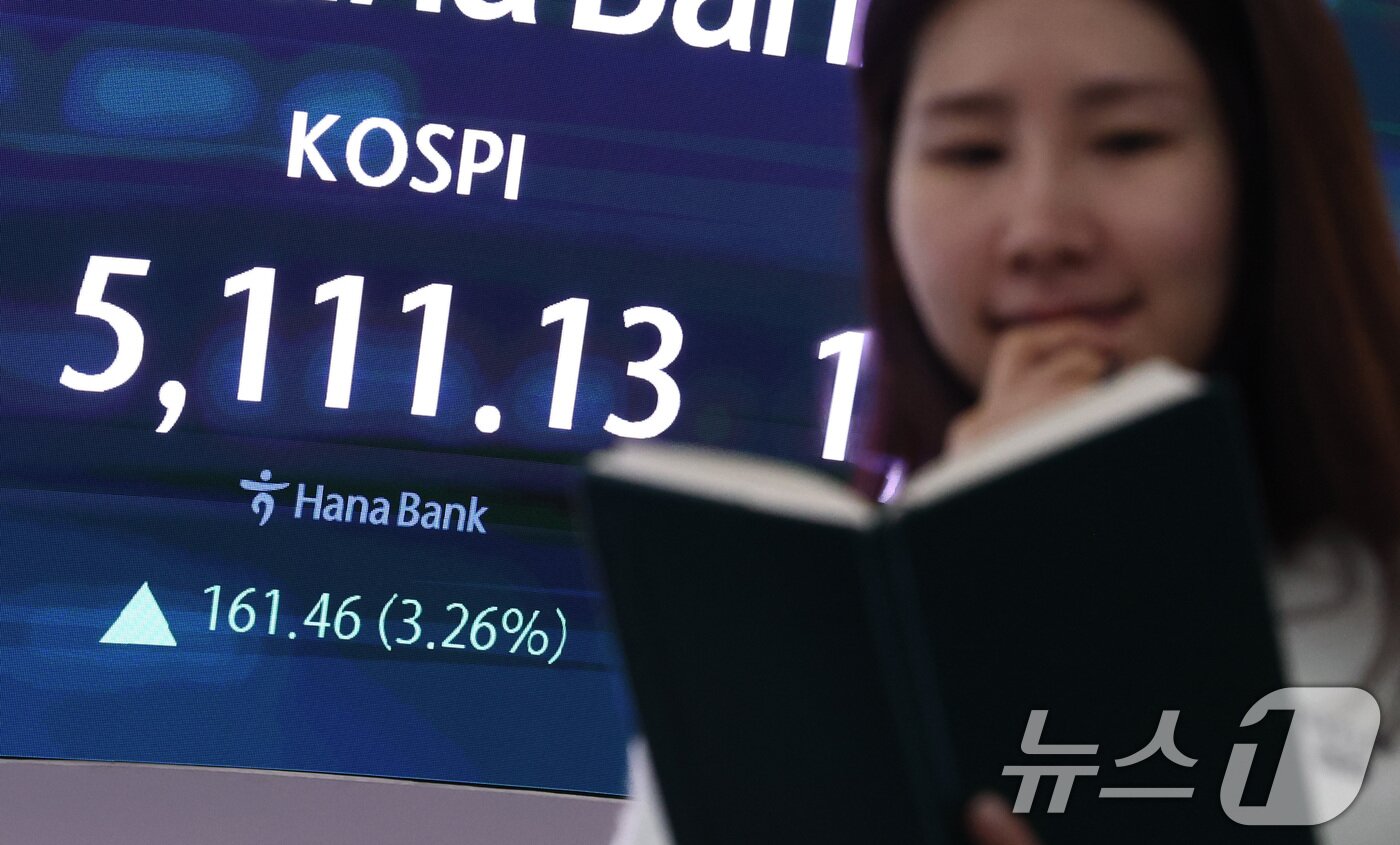 본문 이미지 - 코스피가 장중 5000선을 회복한 3일 오전 서울 중구 하나은행 본점 딜링룸 전광판에 증시 현황이 표시되어 있다. 2026.2.3/뉴스1 ⓒ News1 최지환 기자