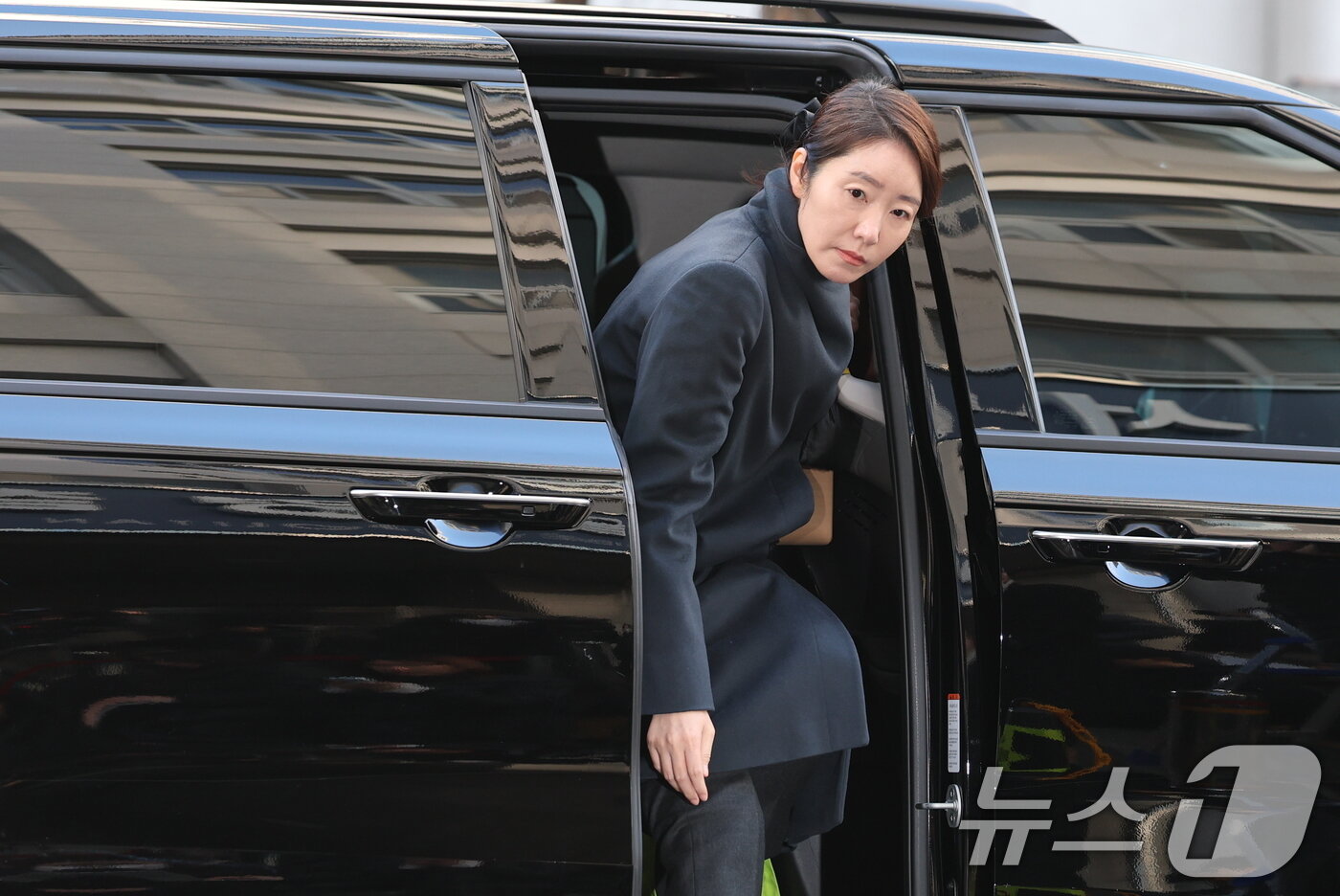 본문 이미지 - 공천헌금 1억원을 수수한 혐의를 받는 강선우 무소속 의원이 2차 경찰 조사를 받기 위해 3일 오전 서울 마포구 서울경찰청 광역수사단 공공범죄수사대로 출석하고 있다. 2026.2.3/뉴스1 ⓒ News1 오대일 기자