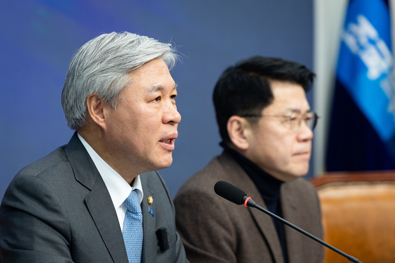 의총 발언하는 서왕진 원내대표