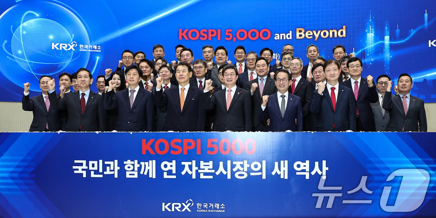 본문 이미지 - 이억원 금융위원회 위원장, 정은보 한국거래소 이사장, 이찬진 금융감독원장을 비롯한 참석자들이 3일 서울 영등포구 한국거래소에서 열린 ‘KOSPI 5000 and Beyond’ 세미나에 참석해 기념촬영을 하고 있다. 2026.2.3/뉴스1 ⓒ News1 김도우 기자