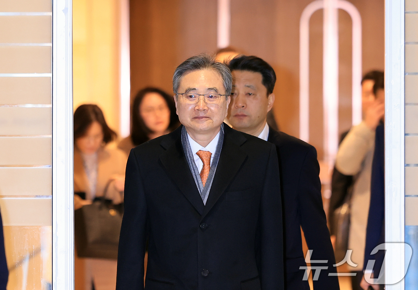 (인천공항=뉴스1) 이호윤 기자 = 조현 외교부 장관이 3일 인천공항을 통해 워싱턴으로 출국하고 있다. 조 장관은 미국을 방문해 핵심광물회의 참석 및 마크 루비오 한미 외교장관 회 …