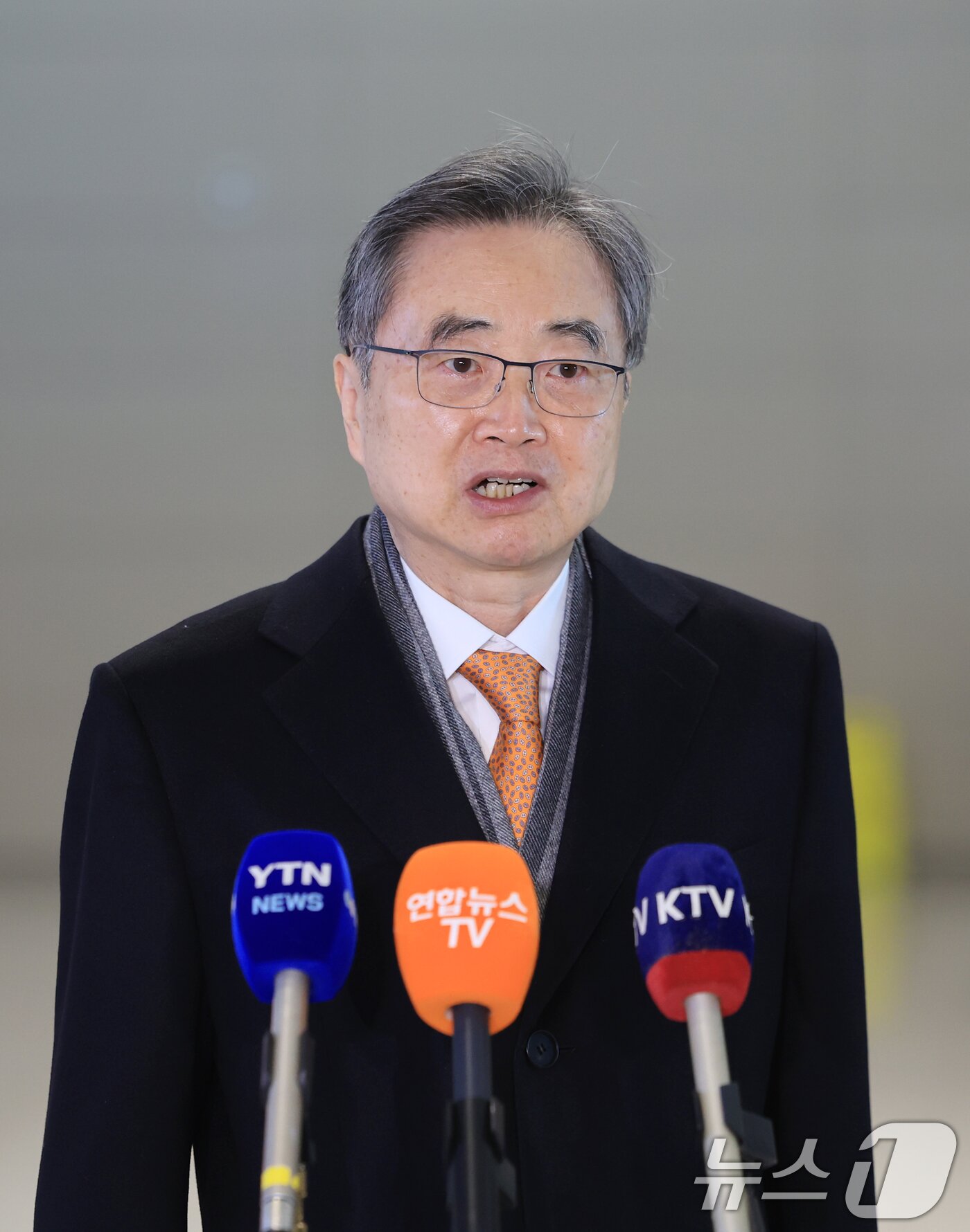 본문 이미지 - 조현 외교부 장관이 3일 인천공항에서 핵심광물회의 참석 및 마크 루비오 한미 외교장관 회담을 위해 미국 출국에 앞서 인터뷰를 하고 있다. 2026.2.3/뉴스1 ⓒ News1 이호윤 기자