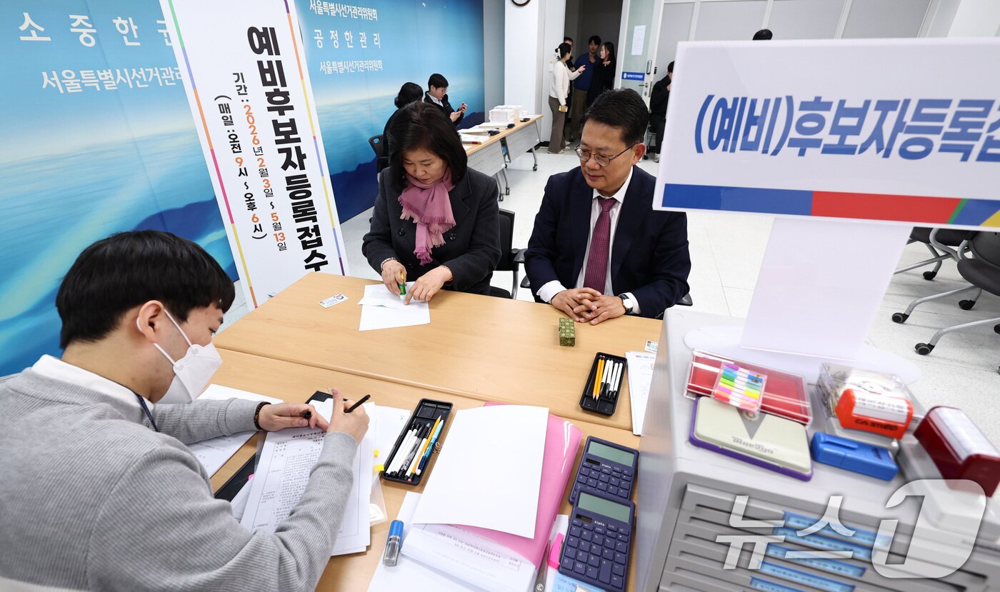 본문 이미지 - 윤호상 서울시교육감 예비후보가 제8회 전국동시지방선거를 120일 앞둔 3일 오전 서울 종로구 서울시선거관리위원회에서 예비후보 등록을 하고 있다. 2026.2.3/뉴스1 ⓒ News1 구윤성 기자