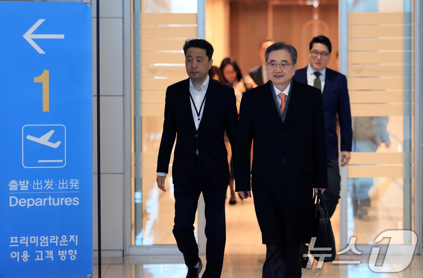 본문 이미지 - 조현 외교부 장관이 3일 인천공항을 통해 워싱턴으로 출국하고 있다. 조 장관은 미국을 방문해 핵심광물회의 참석 및 마크 루비오 한미 외교장관 회담을 갖는다 2026.2.3/뉴스1 ⓒ News1 이호윤 기자