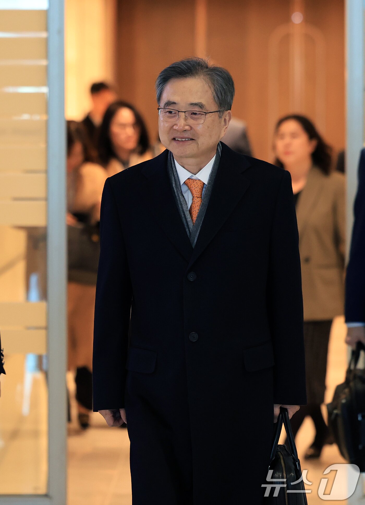 본문 이미지 - 조현 외교부 장관이 3일 인천공항을 통해 워싱턴으로 출국하고 있다. 조 장관은 미국을 방문해 핵심광물회의 참석 및 마크 루비오 한미 외교장관 회담을 갖는다 2026.2.3/뉴스1 ⓒ News1 이호윤 기자