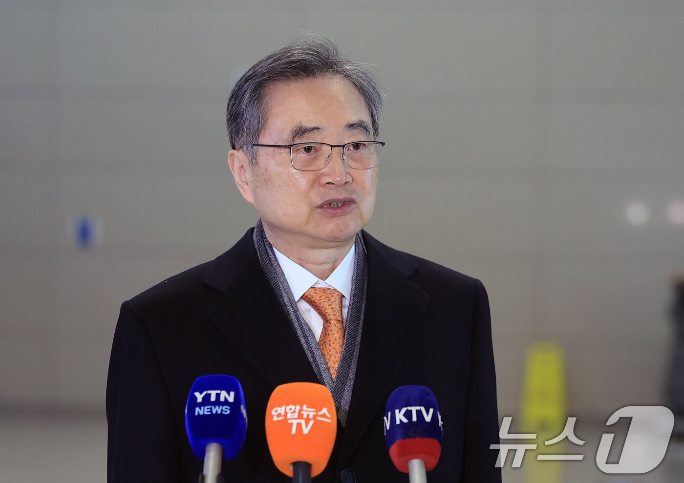 본문 이미지 - 조현 외교부 장관이 3일 인천공항에서 핵심광물회의 참석 및 마크 루비오 한미 외교장관 회담을 위해 미국 출국에 앞서 인터뷰를 하고 있다. 2026.2.3/뉴스1 ⓒ News1 이호윤 기자