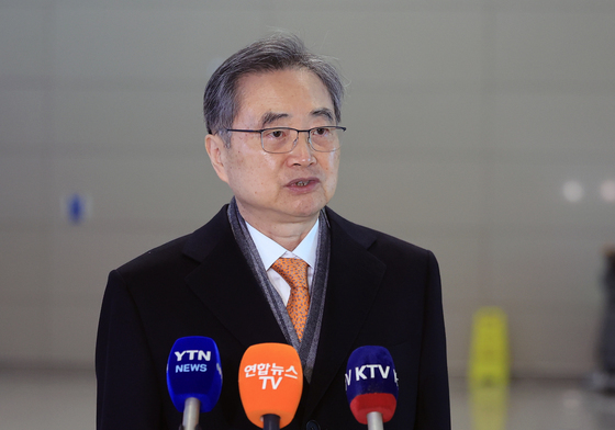 기자들 앞에서 발언하는 조현 장관