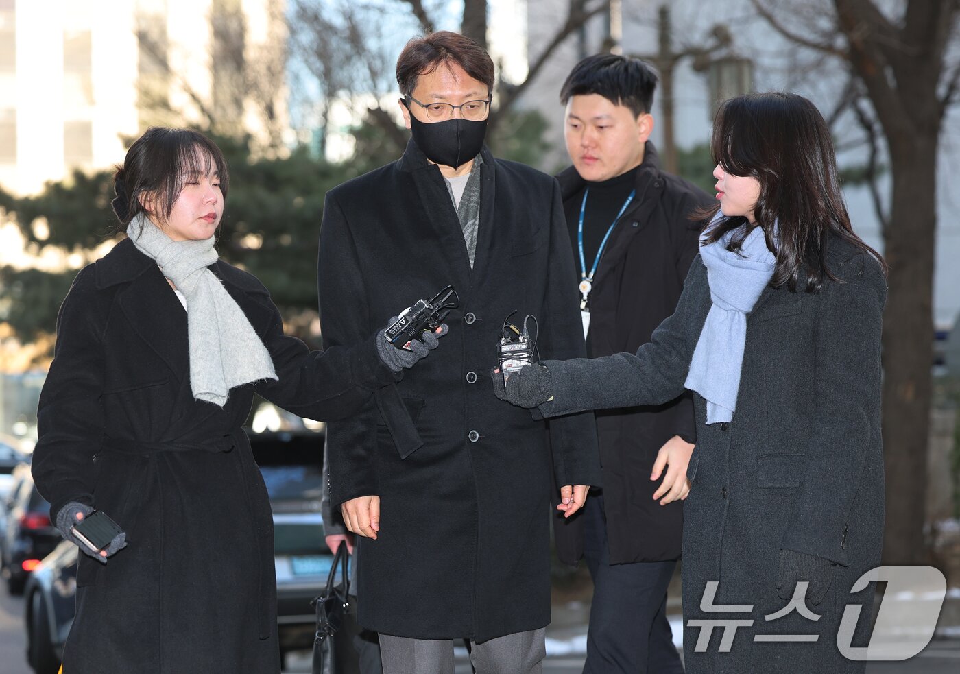 본문 이미지 - 국회증언감정법상 위증 혐의를 받는 박대준 전 쿠팡 대표가 3일 오전 서울 마포구 서울경찰청 광역수사단 공공범죄수사대에서 조사를 받기 위해 출석하고 있다. 박 전 대표는 지난 해 12월 국회에서 열린 ‘쿠팡 연석 청문회’에서 위증한 혐의로 국회 과학기술정보통신위원회에 의해 고발됐다. 2026.2.3/뉴스1 ⓒ News1 오대일 기자