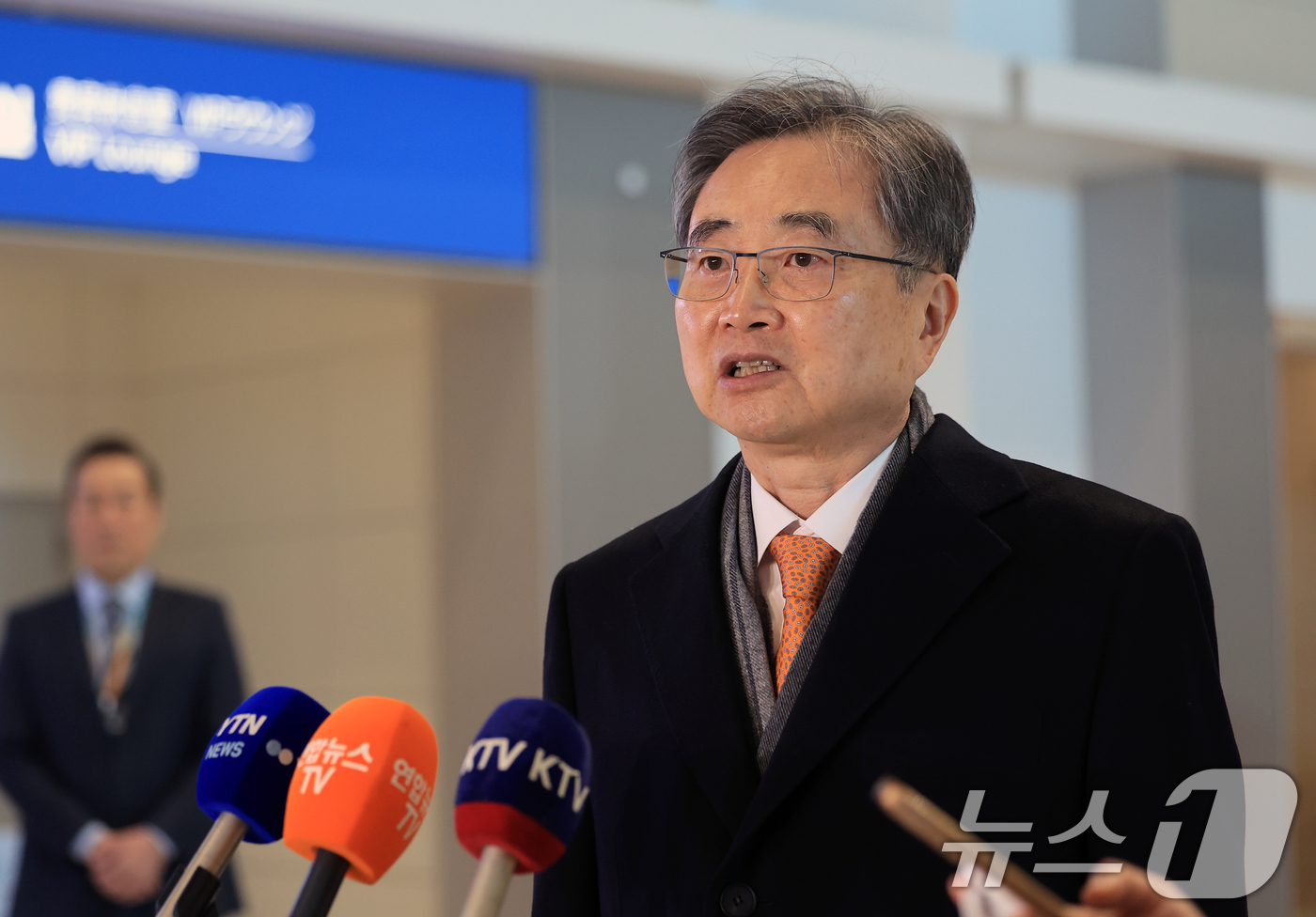 (인천공항=뉴스1) 이호윤 기자 = 조현 외교부 장관이 3일 인천공항에서 핵심광물회의 참석 및 마크 루비오 한미 외교장관 회담을 위해 미국 출국에 앞서 인터뷰를 하고 있다. 202 …