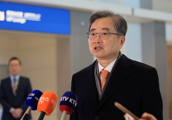 취재진 질문에 답변하는 조현 장관