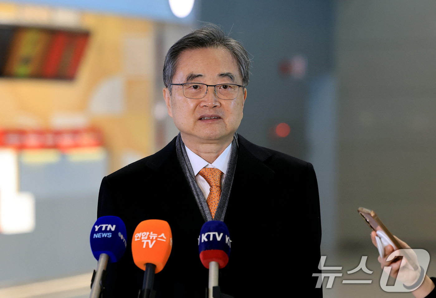 (인천공항=뉴스1) 이호윤 기자 = 조현 외교부 장관이 3일 인천공항에서 핵심광물회의 참석 및 마크 루비오 한미 외교장관 회담을 위해 미국 출국에 앞서 인터뷰를 하고 있다. 202 …