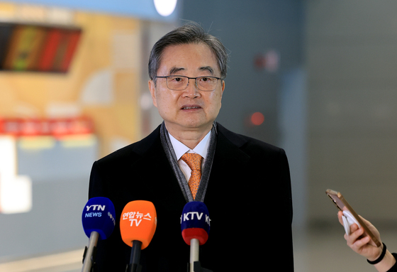 취재진 질문에 답하는 조현 외교부 장관