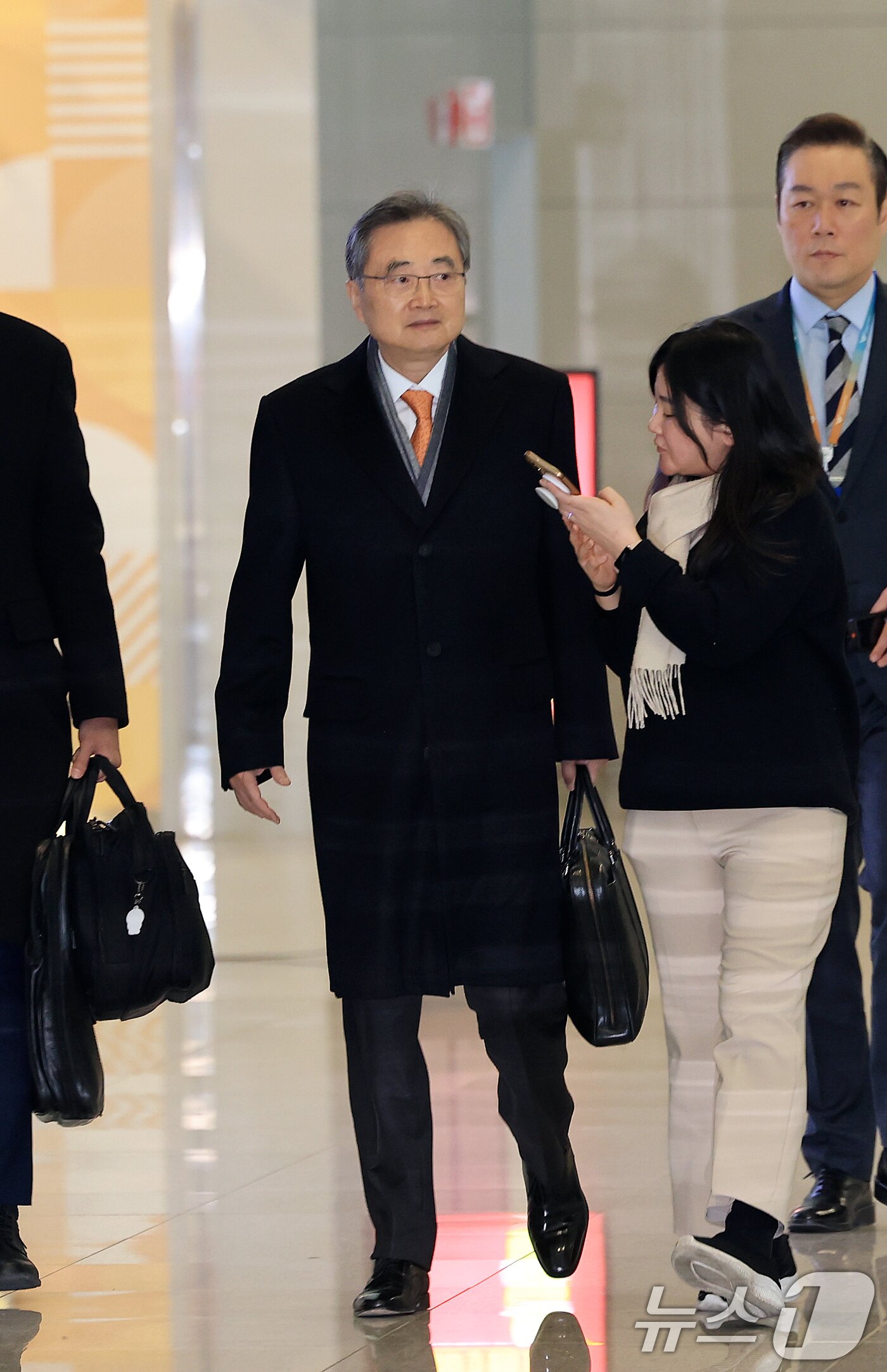 본문 이미지 - 조현 외교부 장관이 3일 인천공항을 통해 워싱턴으로 출국하고 있다. 조 장관은 미국을 방문해 핵심광물회의 참석 및 마크 루비오 한미 외교장관 회담을 갖는다 2026.2.3/뉴스1 ⓒ News1 이호윤 기자