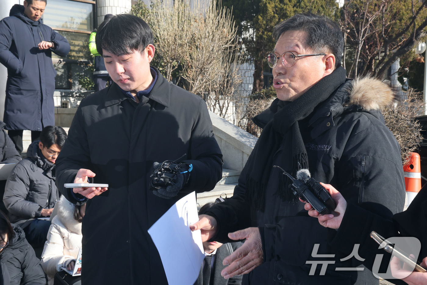 (서울=뉴스1) 이광호 기자 = 소녀상 철거를 요구하며 위안부 피해자들을 모욕한 혐의를 받는 위안부법폐지국민행동의 김병헌 대표가 3일 오전 경찰 조사를 받기 위해 서울 서초경찰서에 …