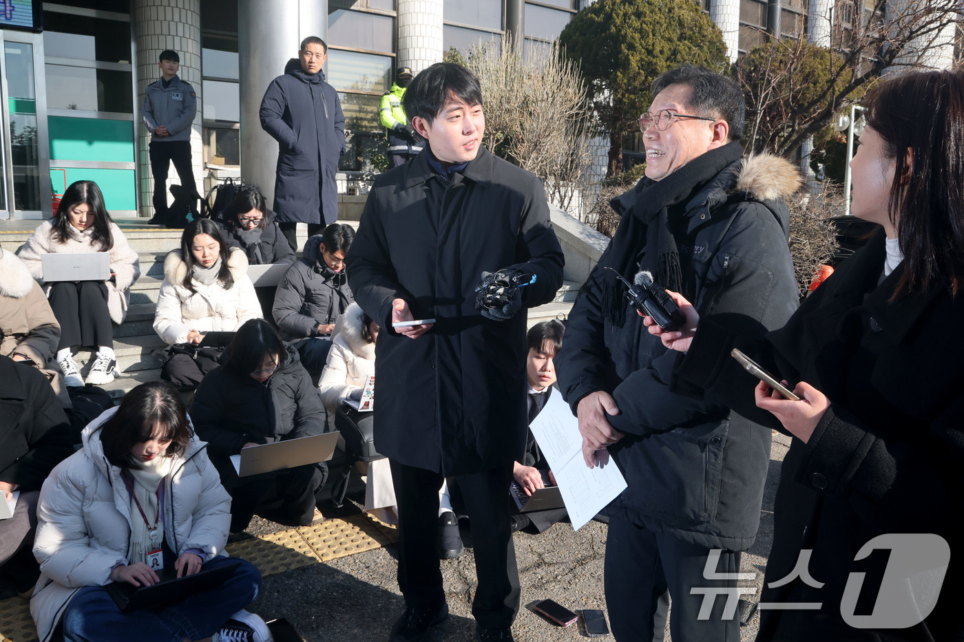 (서울=뉴스1) 이광호 기자 = 소녀상 철거를 요구하며 위안부 피해자들을 모욕한 혐의를 받는 위안부법폐지국민행동의 김병헌 대표가 3일 오전 경찰 조사를 받기 위해 서울 서초경찰서에 …