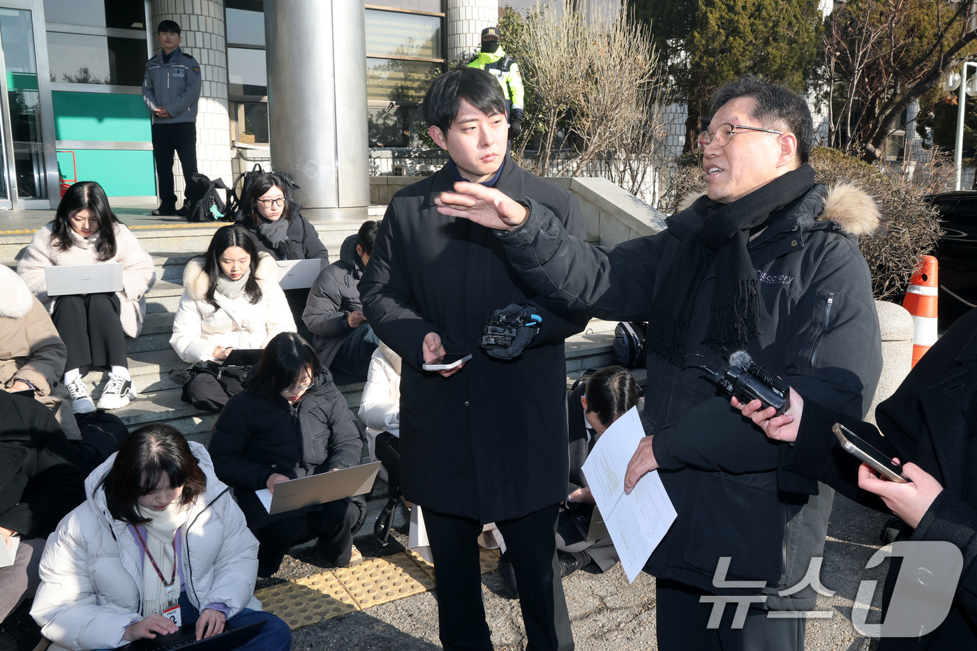 (서울=뉴스1) 이광호 기자 = 소녀상 철거를 요구하며 위안부 피해자들을 모욕한 혐의를 받는 위안부법폐지국민행동의 김병헌 대표가 3일 오전 경찰 조사를 받기 위해 서울 서초경찰서에 …