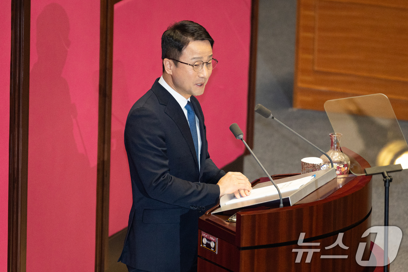 (서울=뉴스1) 유승관 기자 = 한병도 더불어민주당 원내대표가 3일 서울 여의도 국회에서 열린 제432회 국회(임시회) 제2차 본회의에서 국정에 관한 교섭단체 대표연설을 하고 있다 …