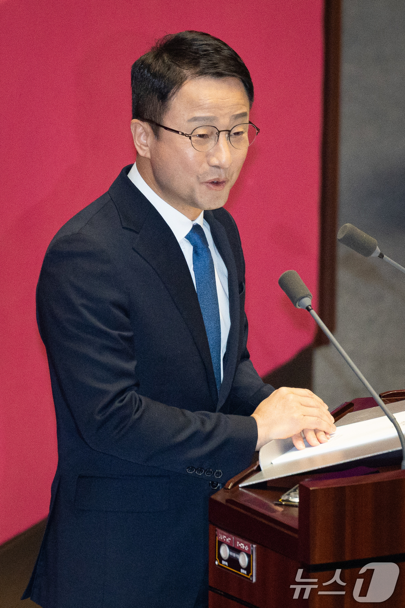 (서울=뉴스1) 유승관 기자 = 한병도 더불어민주당 원내대표가 3일 서울 여의도 국회에서 열린 제432회 국회(임시회) 제2차 본회의에서 국정에 관한 교섭단체 대표연설을 하고 있다 …