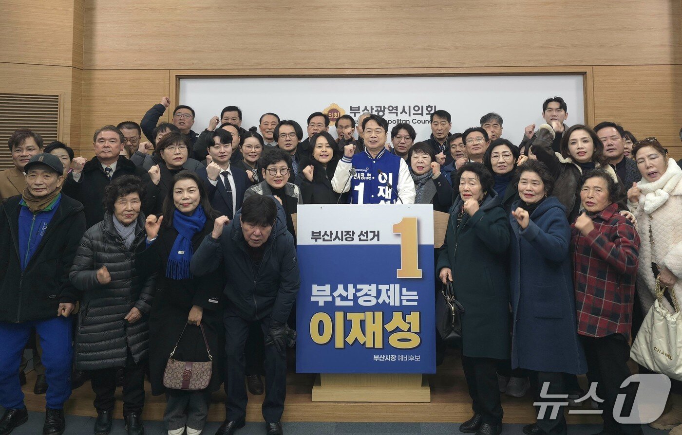 본문 이미지 - 이재성 전 더불어민주당 부산시당위원장이 지지자들과 함께 기념촬영을 하고 있다. 2026.2.3/뉴스1 ⓒ News1 이주현 기자