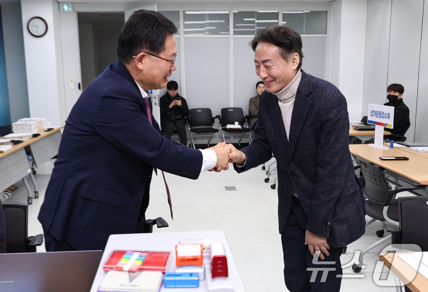 (서울=뉴스1) 구윤성 기자 = 윤호상(왼쪽), 임해규 서울시교육감 예비후보가 제9회 전국동시지방선거를 120일 앞둔 3일 오전 예비후보 등록을 위해 서울 종로구 서울시선거관리위원 …