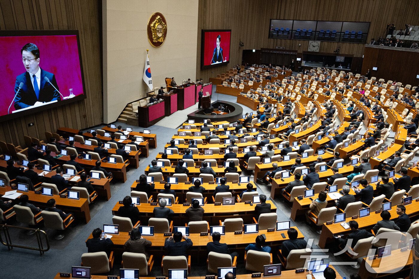 본문 이미지 - 한병도 더불어민주당 원내대표가 3일 서울 여의도 국회에서 열린 제432회 국회(임시회) 제2차 본회의에서 국정에 관한 교섭단체 대표연설을 하고 있다. 2026.2.3/뉴스1 ⓒ News1 유승관 기자