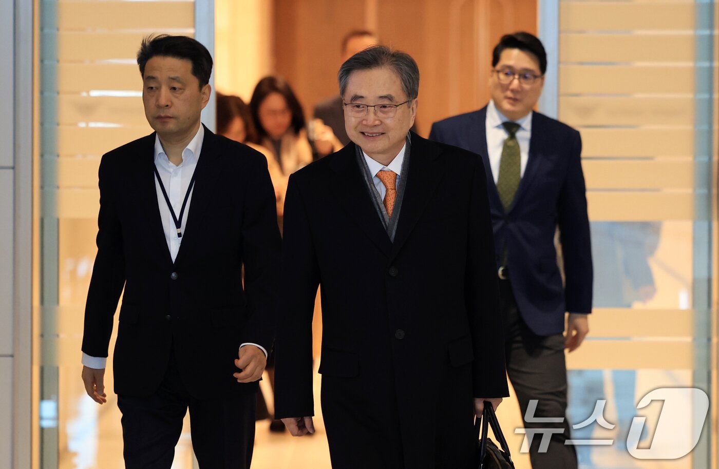 본문 이미지 - 조현 외교부 장관이 3일 인천공항을 통해 워싱턴으로 출국하고 있다. 조 장관은 미국을 방문해 핵심광물회의 참석 및 마크 루비오 한미 외교장관 회담을 갖는다 2026.2.3/뉴스1 ⓒ News1 이호윤 기자