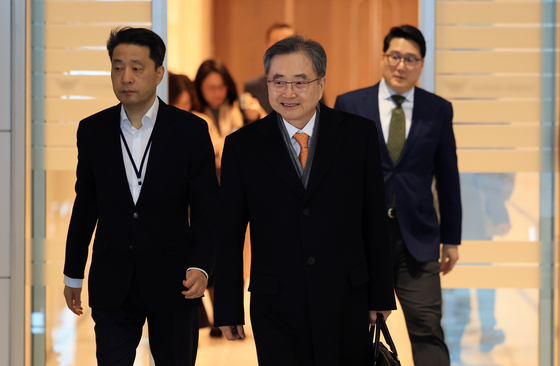 출국하는 조현 장관