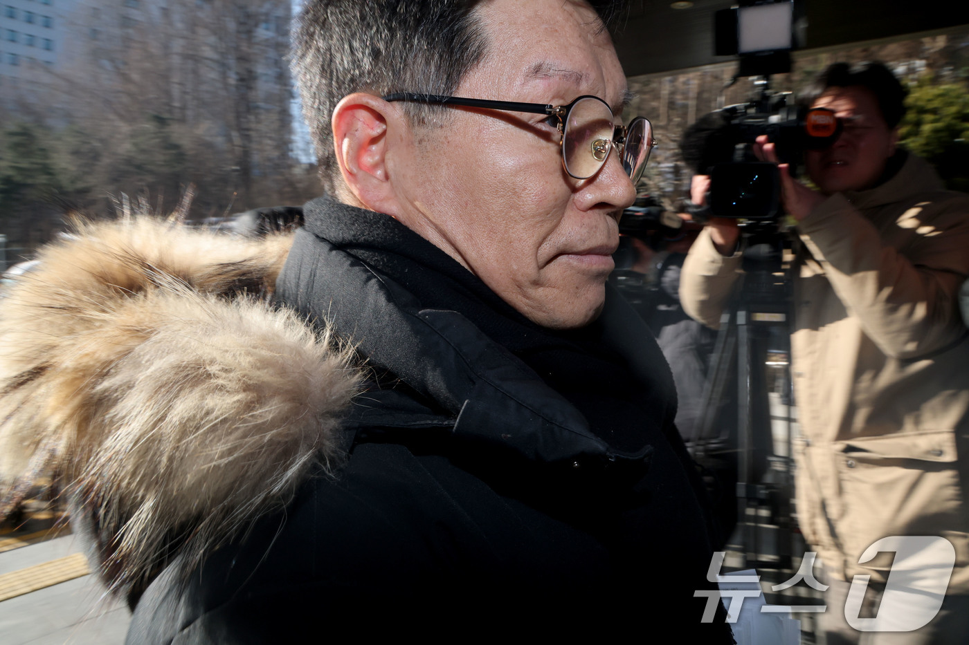 (서울=뉴스1) 이광호 기자 = 소녀상 철거를 요구하며 위안부 피해자들을 모욕한 혐의를 받는 위안부법폐지국민행동의 김병헌 대표가 3일 오전 경찰 조사를 받기 위해 서울 서초경찰서에 …