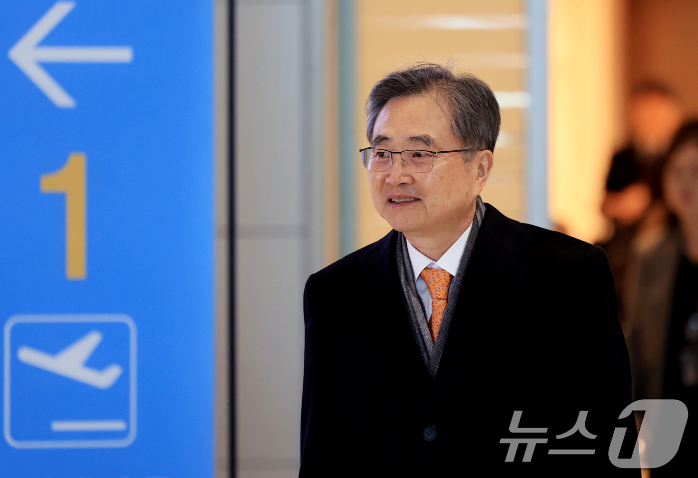 (인천공항=뉴스1) 이호윤 기자 = 조현 외교부 장관이 3일 인천공항을 통해 워싱턴으로 출국하고 있다. 조 장관은 미국을 방문해 핵심광물회의 참석 및 마크 루비오 한미 외교장관 회 …