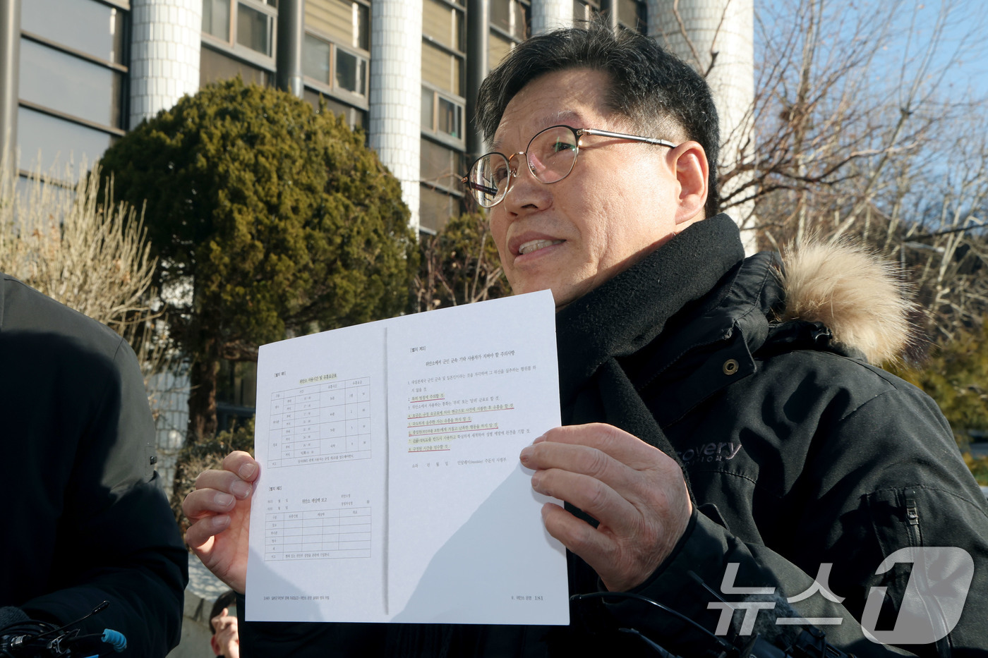 (서울=뉴스1) 이광호 기자 = 소녀상 철거를 요구하며 위안부 피해자들을 모욕한 혐의를 받는 위안부법폐지국민행동의 김병헌 대표가 3일 오전 경찰 조사를 받기 위해 서울 서초경찰서에 …