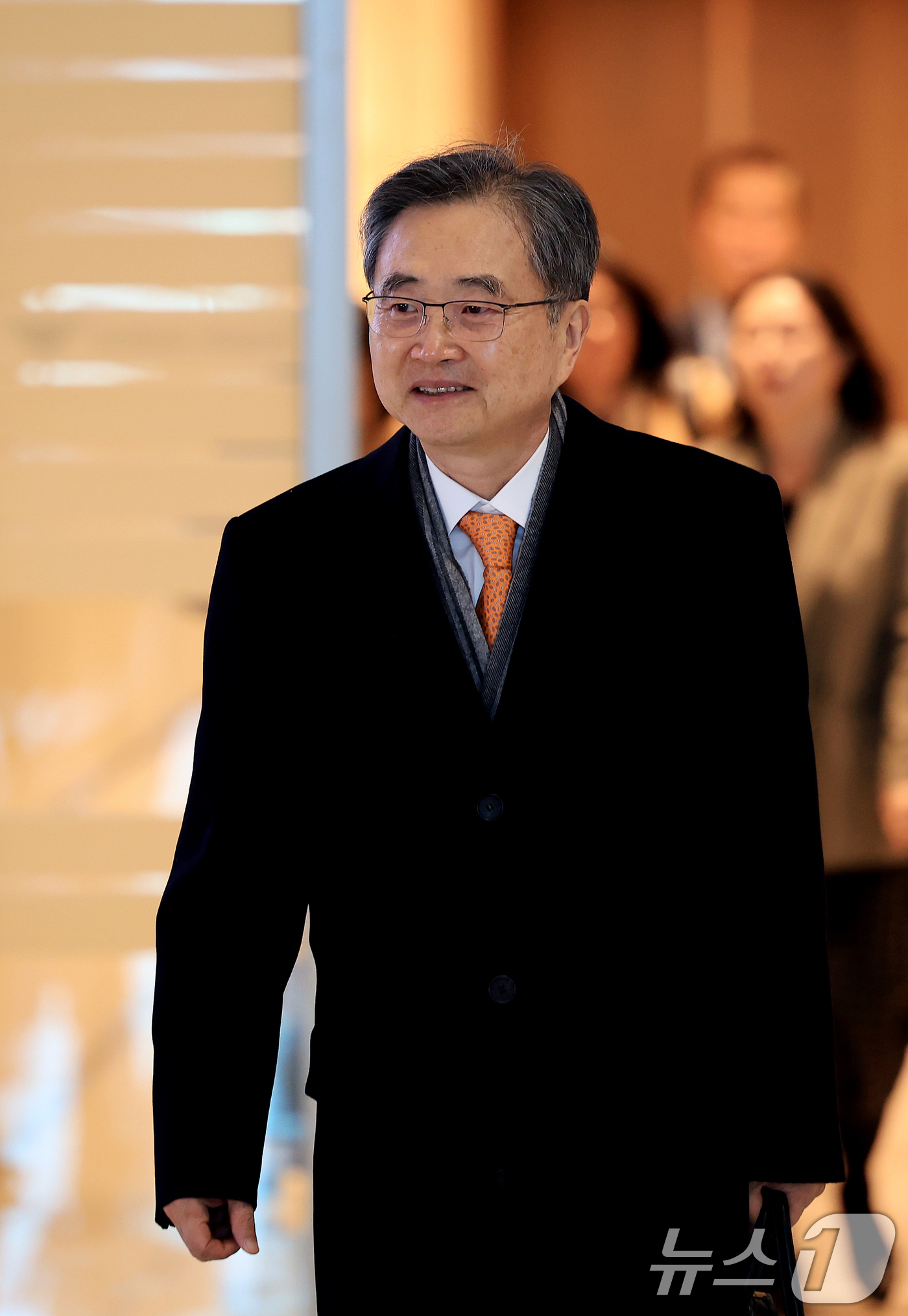 (인천공항=뉴스1) 이호윤 기자 = 조현 외교부 장관이 3일 인천공항을 통해 워싱턴으로 출국하고 있다. 조 장관은 미국을 방문해 핵심광물회의 참석 및 마크 루비오 한미 외교장관 회 …