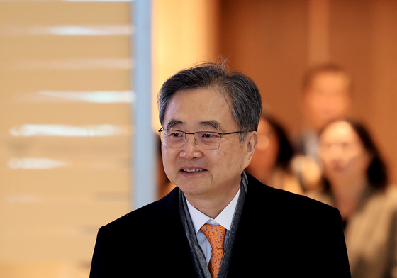 출국하는 조현 장관