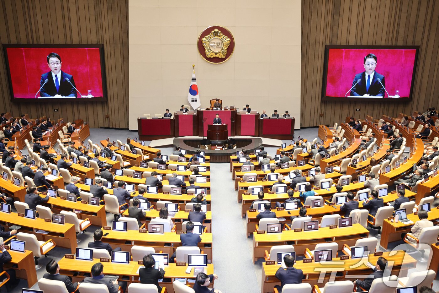 본문 이미지 - 한병도 더불어민주당 원내대표가 3일 서울 여의도 국회에서 열린 제432회국회(임시회) 제2차 본회의에서 국정에 관한 교섭단체 대표연설을 하고 있다. 2026.2.3/뉴스1 ⓒ News1 신웅수 기자