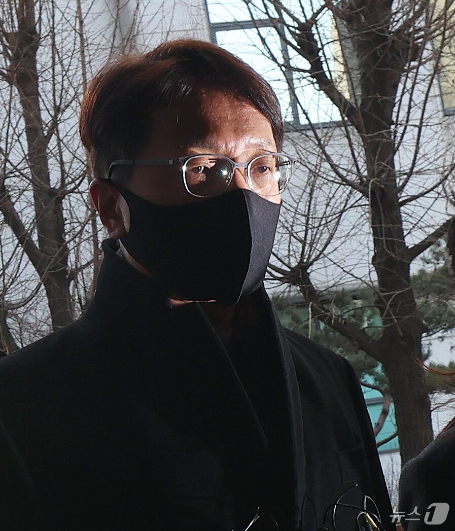 본문 이미지 - 국회증언감정법상 위증 혐의를 받는 박대준 전 쿠팡 대표가 3일 오전 서울 마포구 서울경찰청 광역수사단 공공범죄수사대에서 조사를 받기 위해 출석하고 있다. 박 전 대표는 지난 해 12월 국회에서 열린 ‘쿠팡 연석 청문회’에서 위증한 혐의로 국회 과학기술정보통신위원회에 의해 고발됐다. 2026.2.3/뉴스1 ⓒ News1 오대일 기자