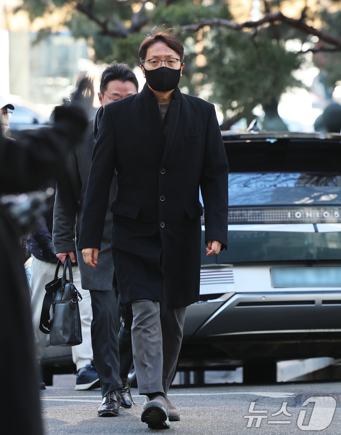 본문 이미지 - 국회증언감정법상 위증 혐의를 받는 박대준 전 쿠팡 대표가 3일 오전 서울 마포구 서울경찰청 광역수사단 공공범죄수사대에서 조사를 받기 위해 출석하고 있다. 박 전 대표는 지난 해 12월 국회에서 열린 ‘쿠팡 연석 청문회’에서 위증한 혐의로 국회 과학기술정보통신위원회에 의해 고발됐다. 2026.2.3/뉴스1 ⓒ News1 오대일 기자